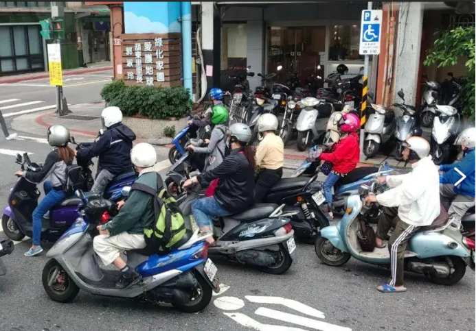 上班騎摩托車人群